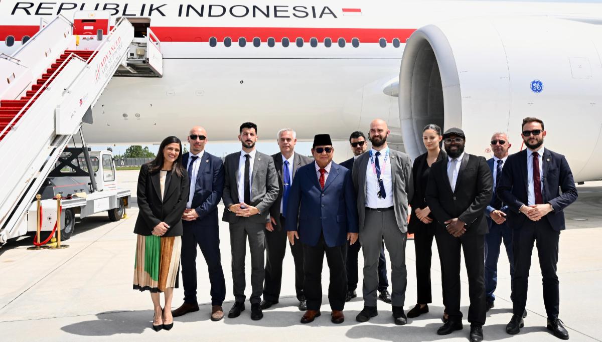 Momen-Prabowo-Berfoto-Bersama-Pengawal-Prancis-sebelum-Bertolak-ke-Tanah-Air.jpg