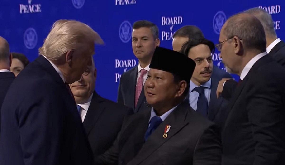 Momen-Presiden-Prabowo-Subianto-menjabat-tangan-Presiden-AS-Donald-Trump.jpg