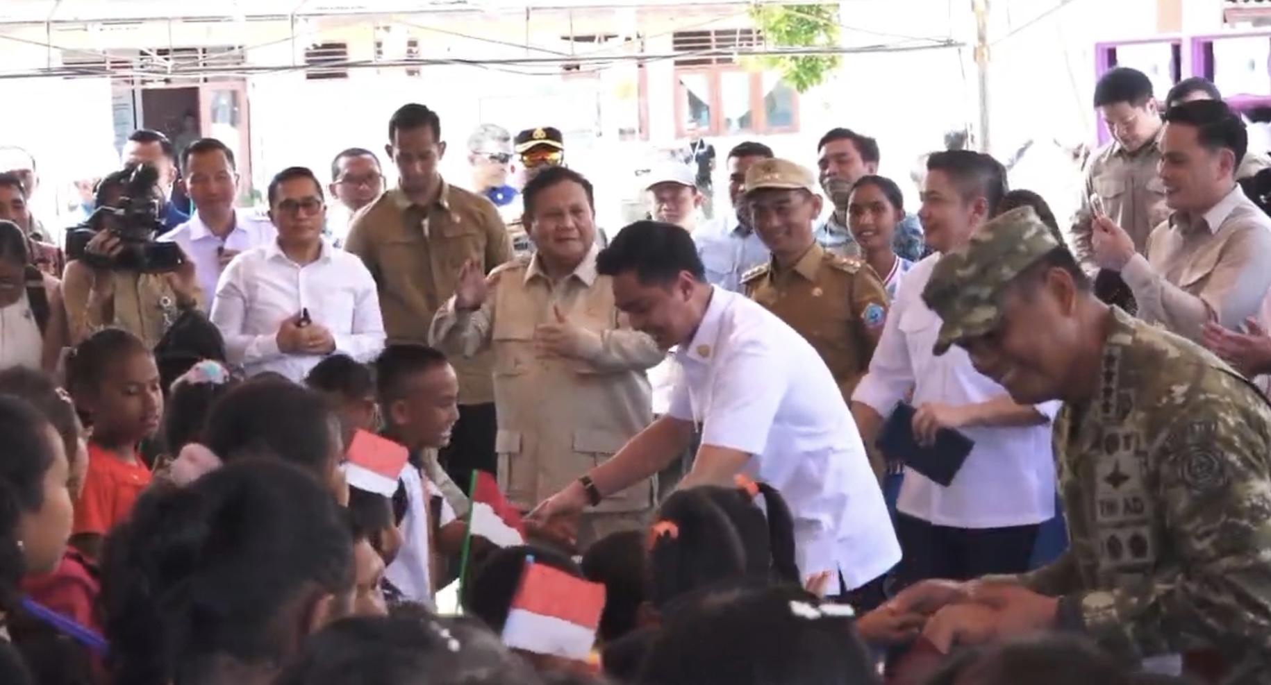 Momen Prabowo Joget Bersama Warga saat Kunjungan ke Pulau Miangas