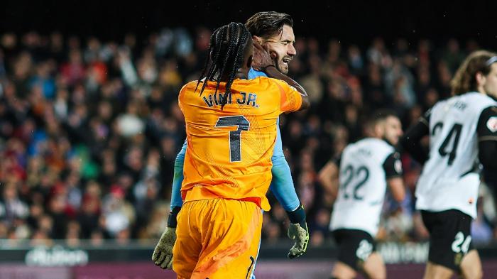 Momen-Vinicius-Jr-No-7-saat-menampar-wajah-kiper.jpg