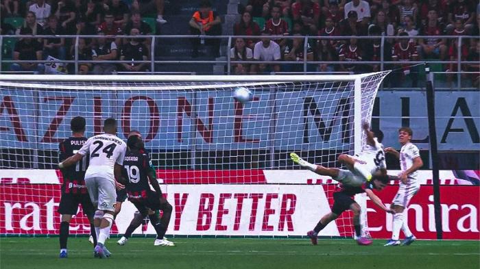 GOL SALTO - Momen gawang AC Milan kawalan Mike Maignan dibobol gol salto pemain Cremonese, Federico Bonazzoli, pada giornata pertama Liga Italia 2025/2026 di San Siro, Milan, Italia, Minggu (24/8/2025) dini hari WIB.