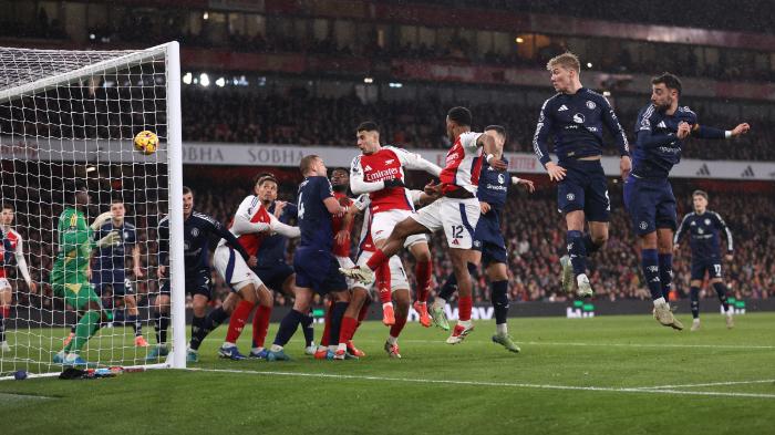 Momen-gol-bek-Arsenal-Jurrien-Timber-ke-gawang.jpg