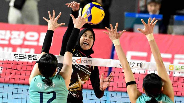 Momen-opposite-Indonesia-Megawati-Hangestri-melepaskan-spike.jpg