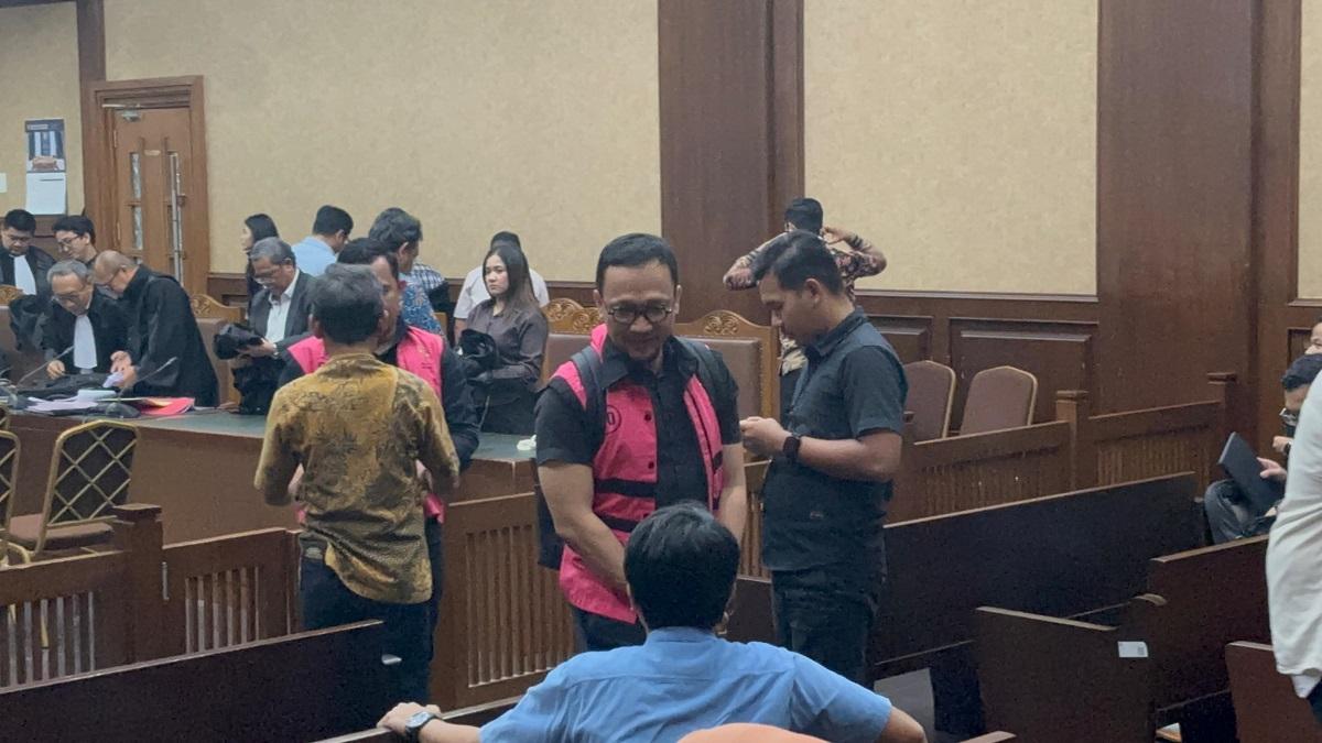 Momen Junaedi Saibih Cengengesan Lempar Canda di Ruang Sidang: Ngantuk Pak Haji?