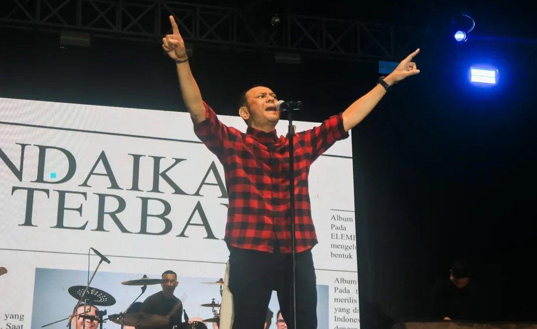Momen-vokalis-Element-Lucky-Widja-saat-tampil-dalam-sebuah-acara.jpg