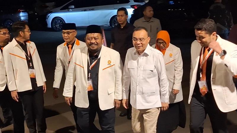 Berkemeja Putih Lengan Panjang Dasco Hadiri Munas VI PKS di Hotel Sultan Jakarta, Ibas Juga Datang