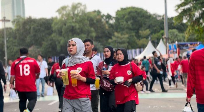 PARADE FOTO Suporter Garuda Ngabuburit Jelang Duel Timnas Indonesia Vs Bahrain di SUGBK