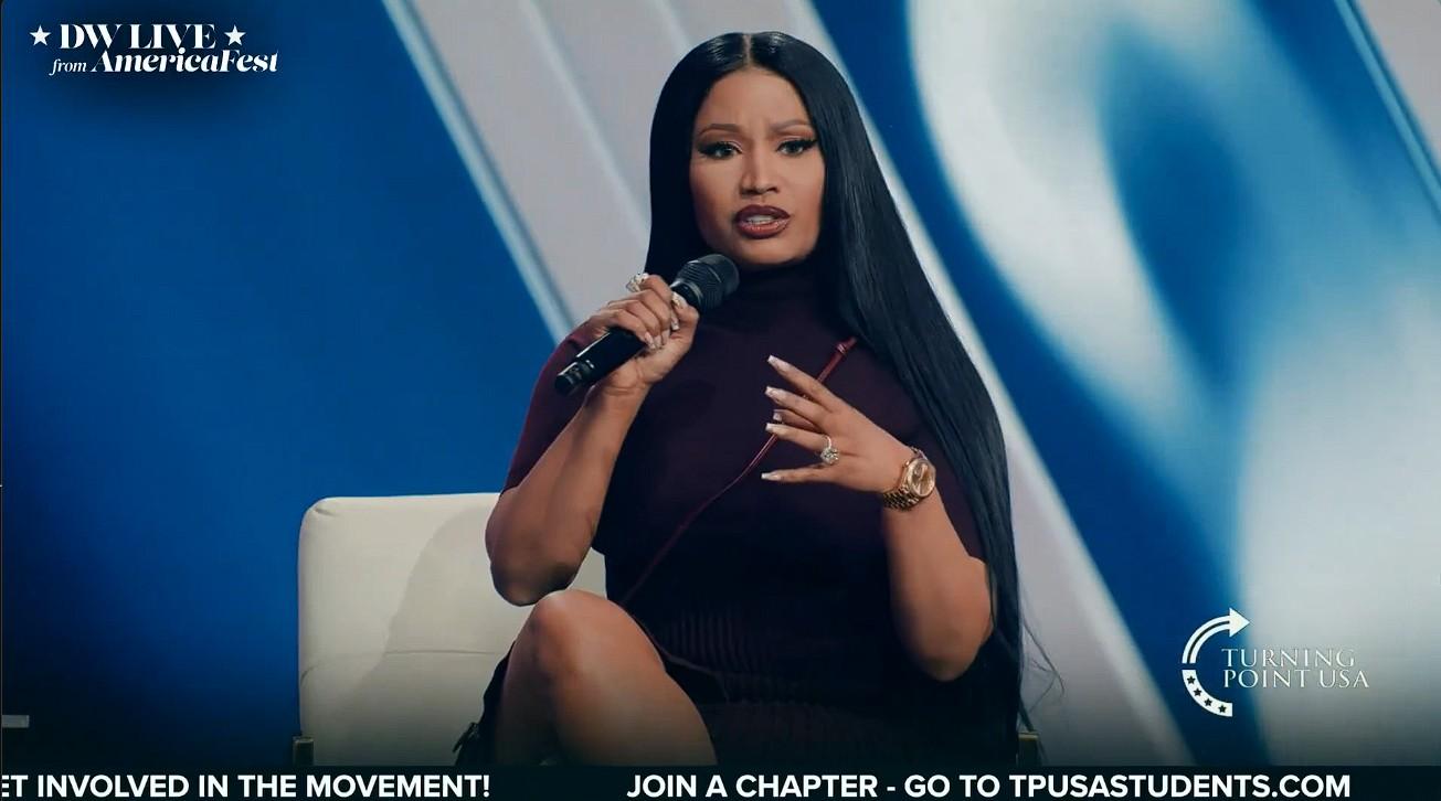 NICKI DUKUNG TRUMP - Rapper Nicki Minaj muncul sebagai tamu kejutan dalam acara AmericaFest Turning Point USA (TP USA) di Phoenix, Arizona, pada Minggu waktu setempat (21/12/2025).