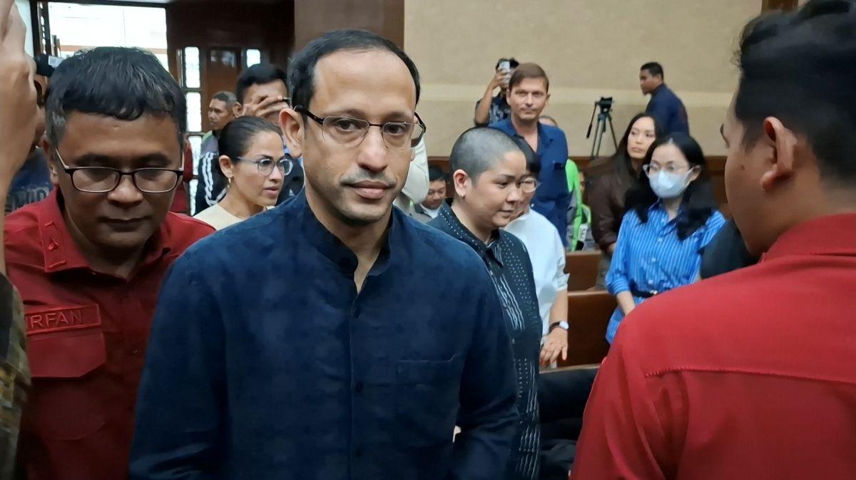 Pasca-Perawatan di RS Nadiem Makarim Hadir di Sidang Chromebook Pakai Kemeja Biru Tua