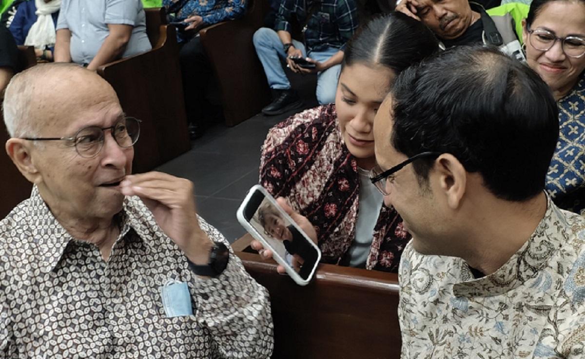Nadiem-Makarim-saat-menunggu-sidang-dimulai-berbincang-dengan-istrinya.jpg