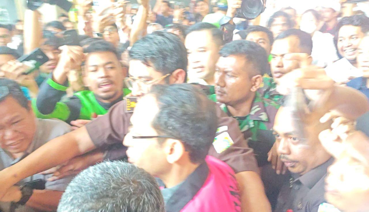 Dijaga Anggota TNI, Nadiem Dua Kali Gagal Bicara ke Media