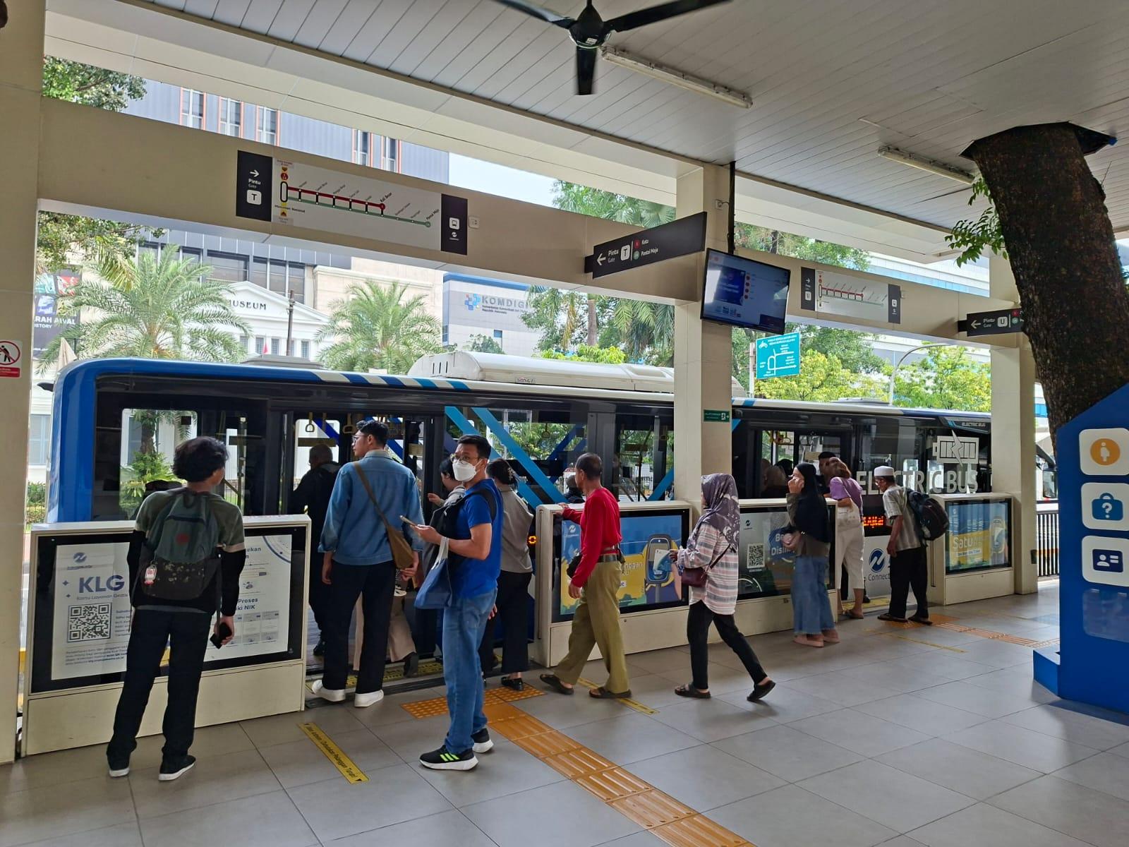 Naik-Bus-Transjakarta-OK.jpg