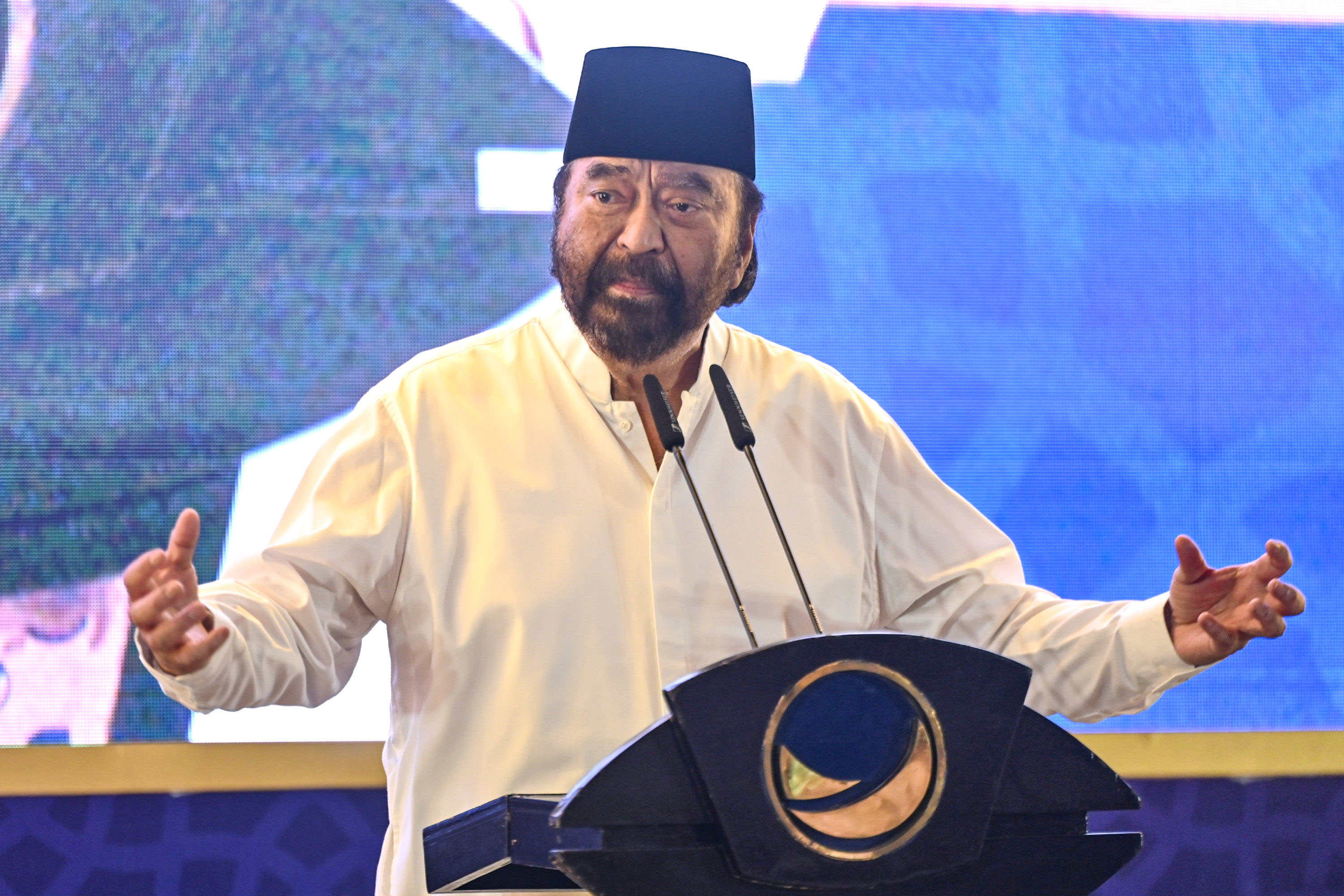 Ketua Umum Partai NasDem Surya Paloh memberikan sambutan saat Buka Puasa Bersama Partai NasDem di NasDem Tower, Jakarta, Kamis (19/2/2026). Dalam rangka menyemarakkan bulan suci Ramadan 1447 Hijriah, DPP Partai NasDem menggelar buka puasa bersama antar-pimpinan partai dan para tokoh nasional serta mengundang sebanyak 300 anak yatim. TRIBUNNEWS/IRWAN RISMAWAN