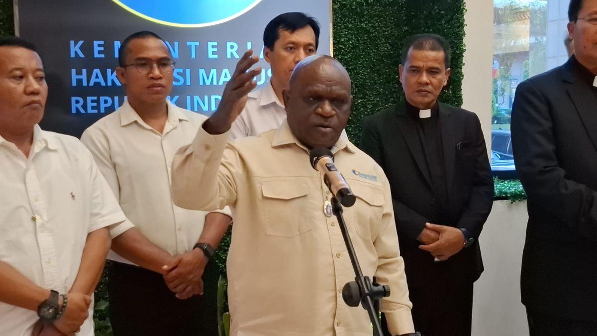MENTERI HAM - Menteri Hak Asasi Manusia (HAM) Natalius Pigai bersama Ephorus HKBP Pdt Victor Tinambunan saat konferensi pers di kantor Kementerian HAM Jakarta pada Rabu (5/11/2025). Pigai mengatakan akan segera membentuk Tim Gabungan Pencari Data, Fakta, dan Informasi terkait konflik masyarakat Adat Sihaporas dan PT TPL.