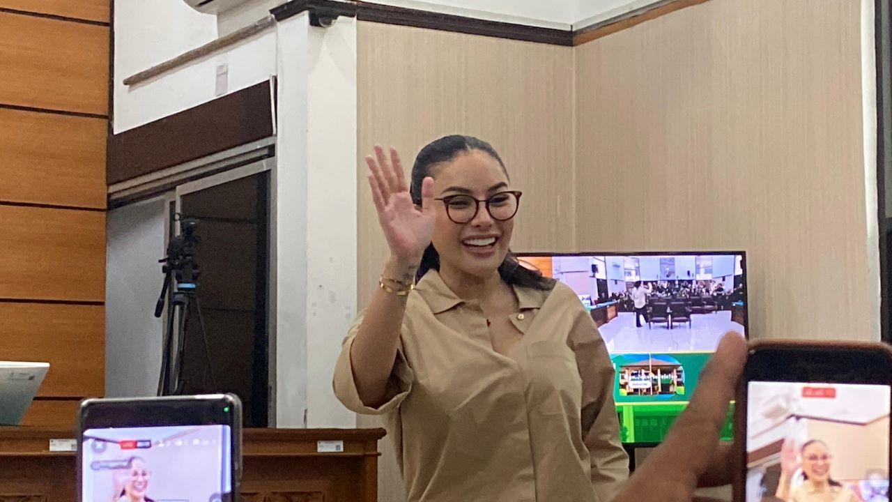 Nikita-Mirzani-melambaikan-tangan-sebelum-sidang-pemerasan-dan-pencucian-uang-dokter-Reza-Gladys.jpg