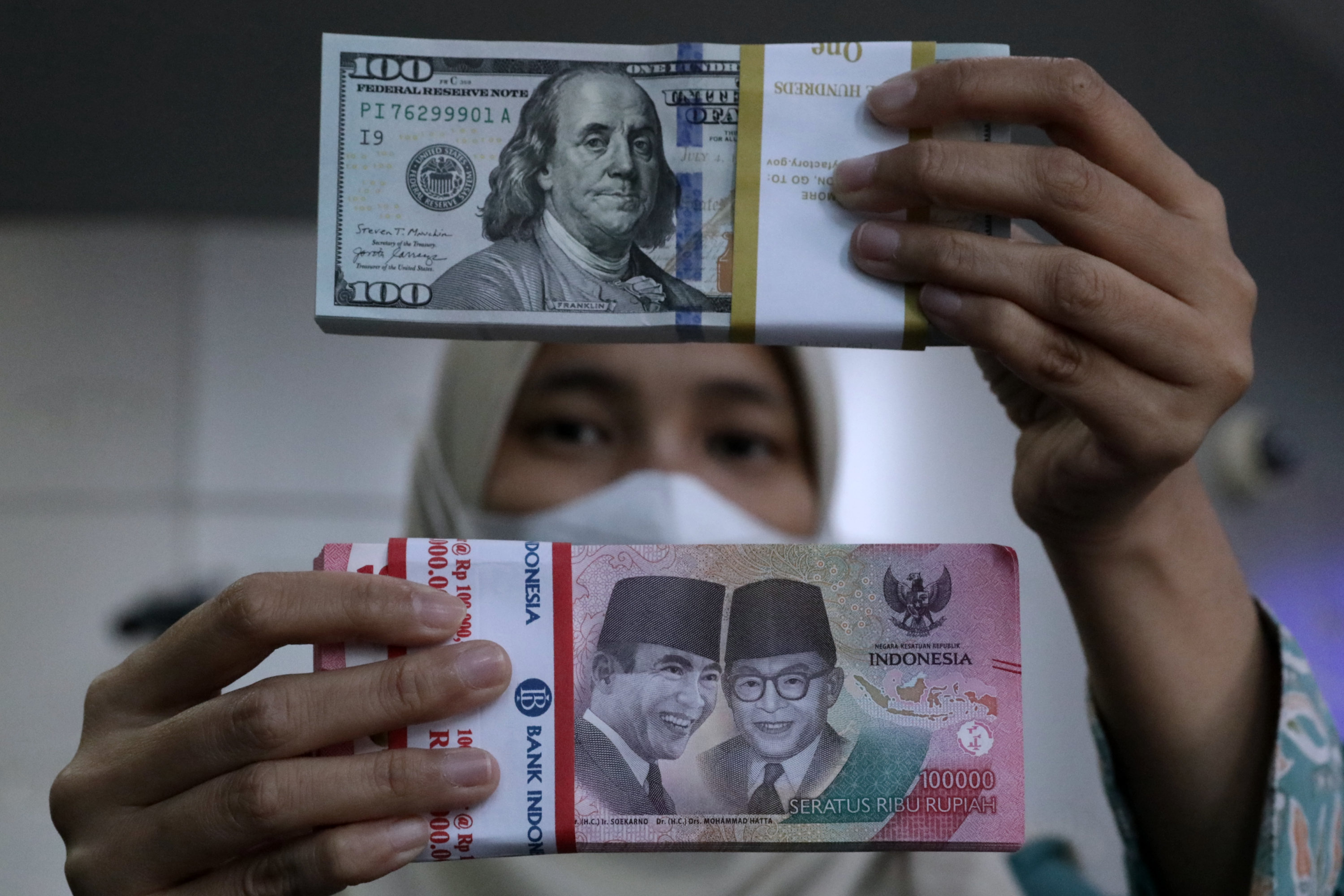Rupiah Terpuruk di Level Rp18.000 per Dollar AS, Ekonom: Artinya Kita Ini Sedang Sakit