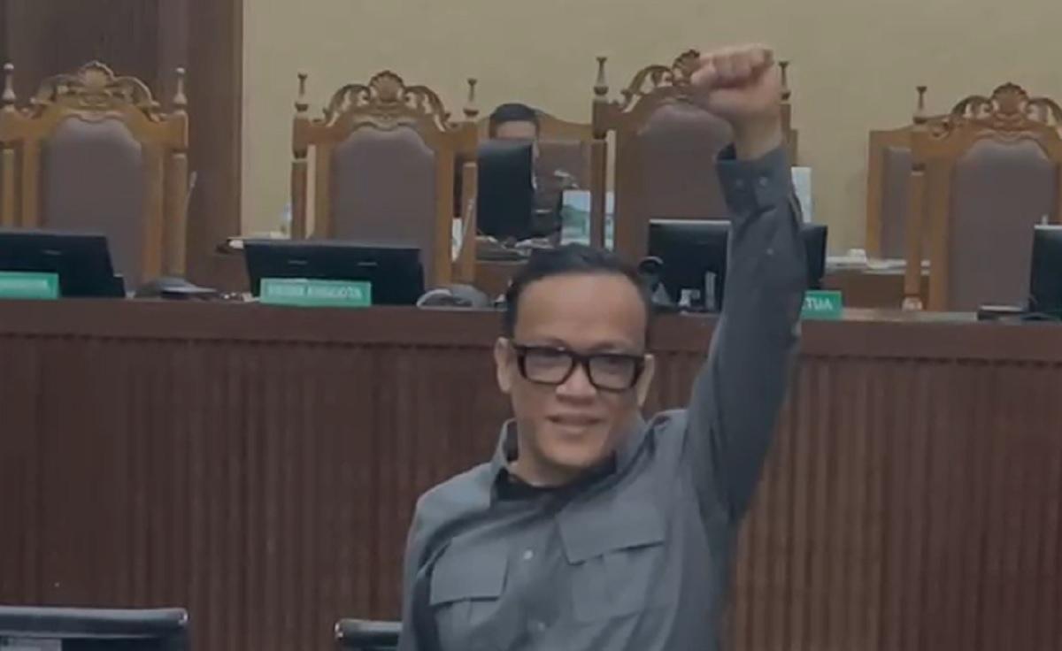 Noel-Ebenezer-mengepalkan-tangan-kiri.jpg