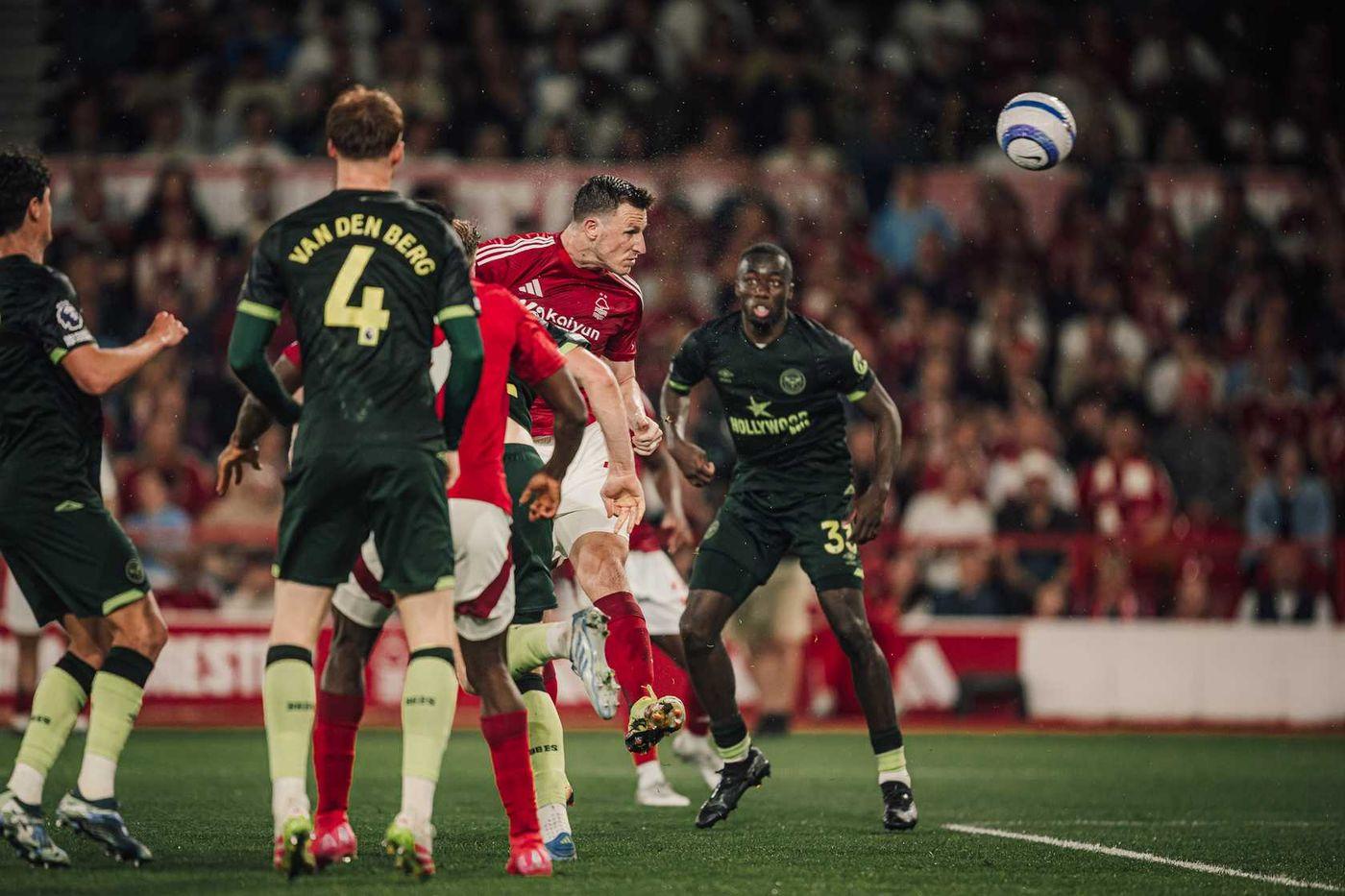 DUEL BOLA - Pertarungan bola di udara dalam pertandingan tunda pekan ke-34 Liga Inggris antara Nottingham Forest vs Brentford FC di City Ground Stadium, Jumat (2/5/2025) dini hari WIB. (Website Nottingham - 2/5/2025)
