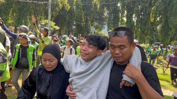 Melayat ke Rumah Duka, Pasha Ungu Menangis saat Berdoa di Sisi Jenazah Driver Ojol Affan Kurniawan