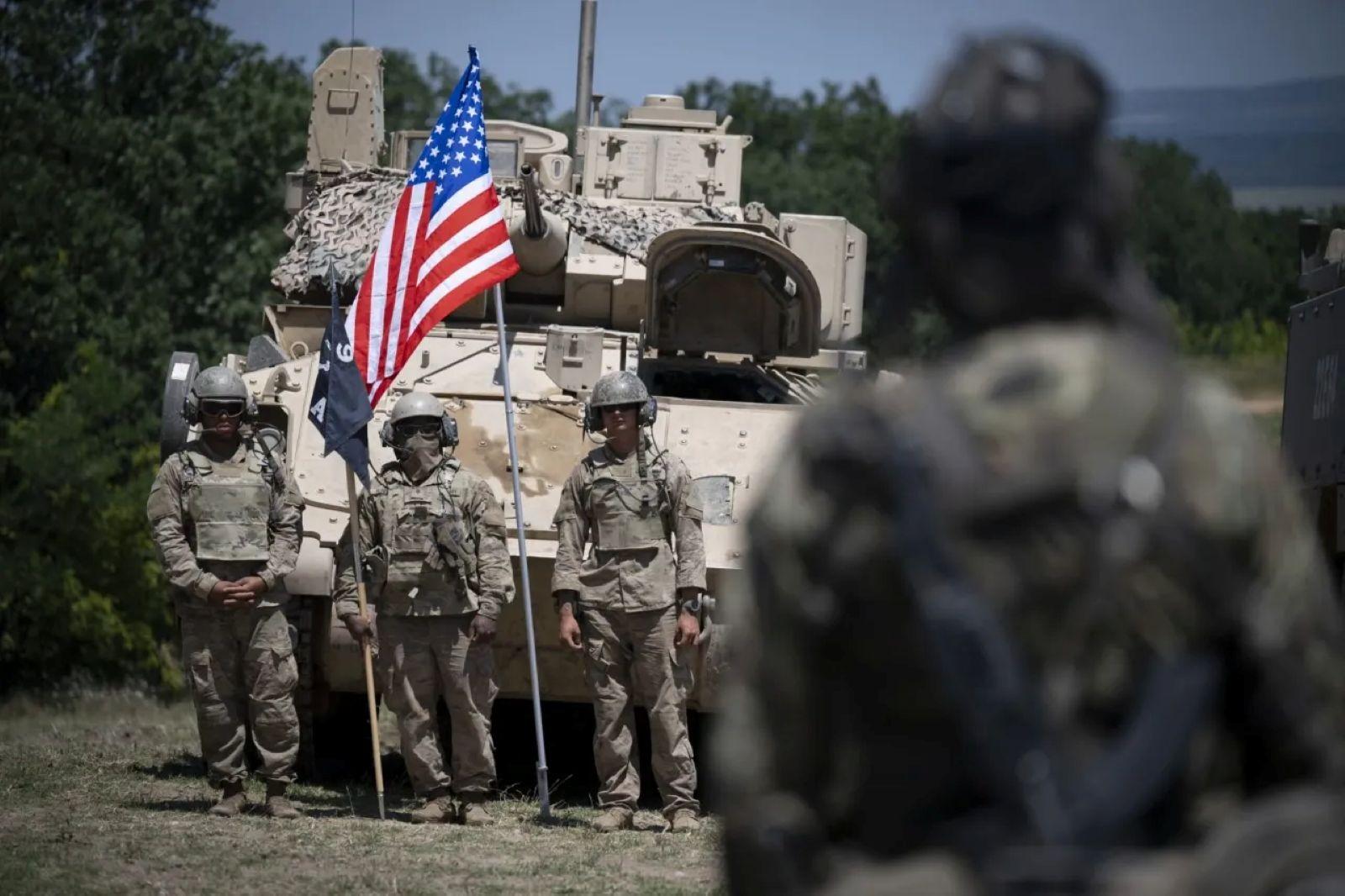 OPERASI-TEMPUR-Tentara-Amerika-dengan-bendera-negaranya.jpg
