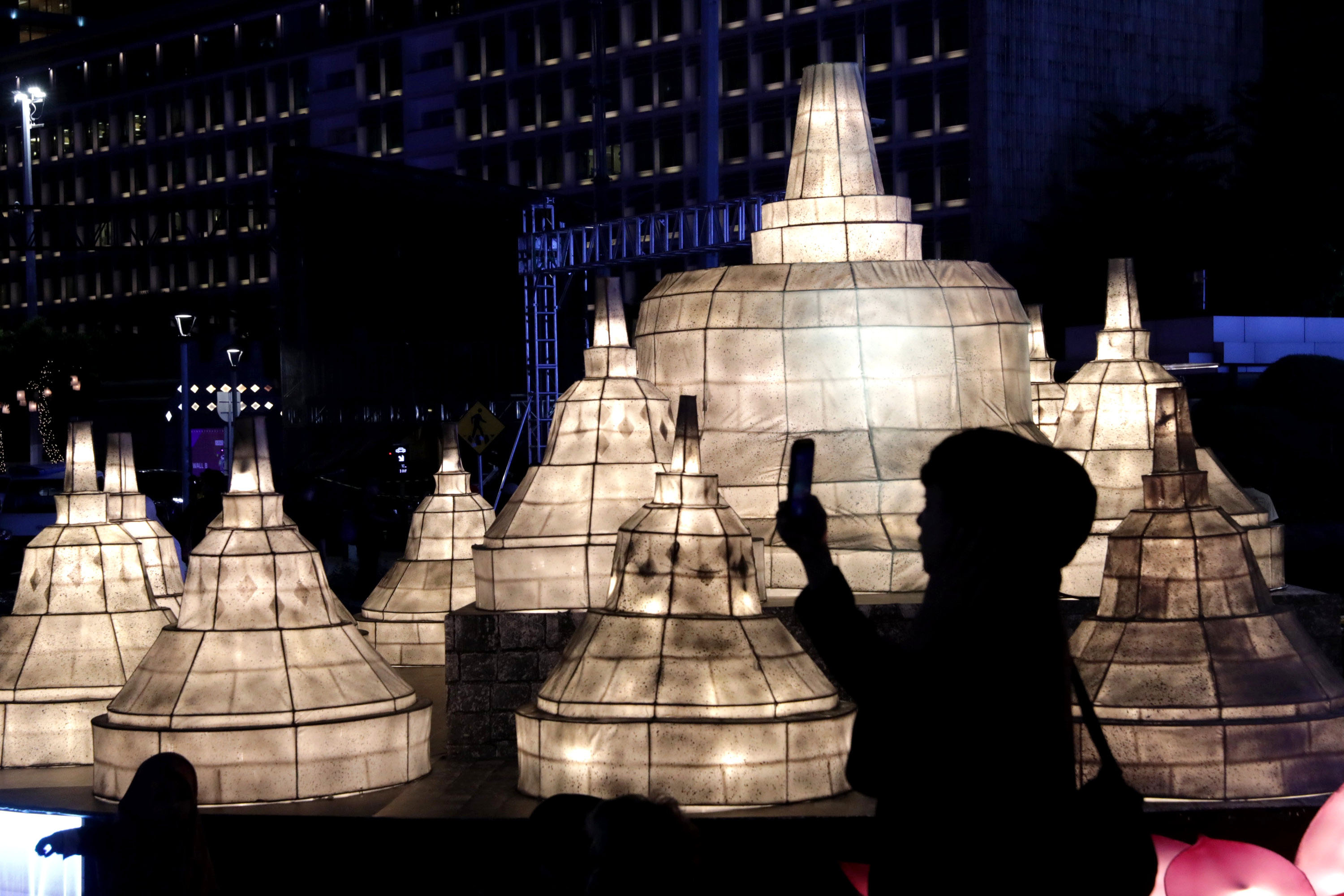 Ornamen-Lampu-Hias-Jelang-Waisak-di-Bundaran-HI_20260528_202351.jpg