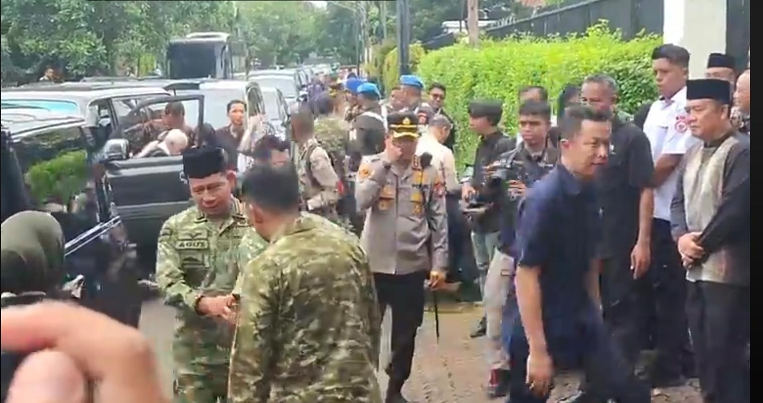 TRY SUTRISNO WAFAT - Panglima TNI Jenderal Agus Subiyanto melayat ke rumah duka Wakil Presiden Ke-6 RI Jenderal TNI (Purn) Try Sutrisno di kawasan Menteng, Jakarta Pusat pada Senin (2/3/2026). 