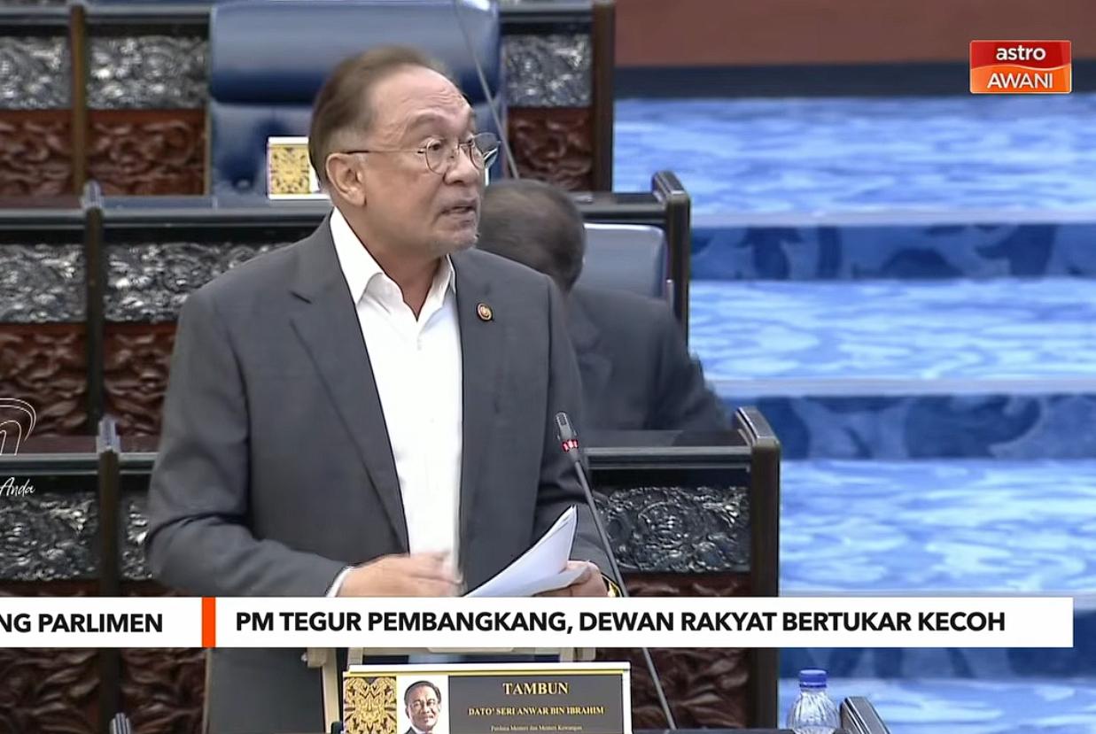 PARLEMEN MALAYSIA RICUH - Tangkap Layar Perdana Menteri Malaysia Anwar Ibrahim (kiri) membentak sejumlah tokoh oposisi pada Rabu (4/2/2026)