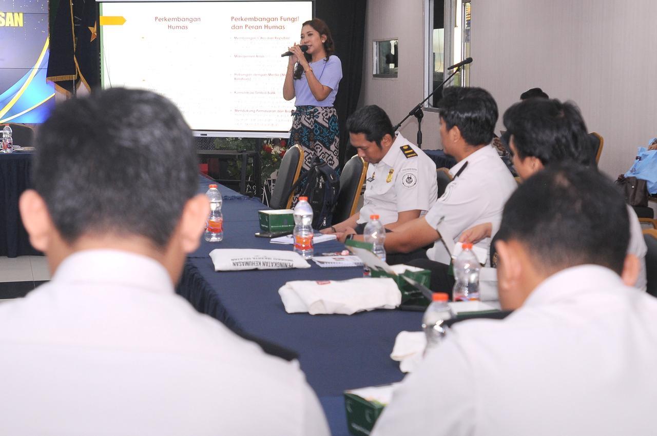 PELATAHINAN-JURNALISTIK-pegawai-imigrasi.jpg