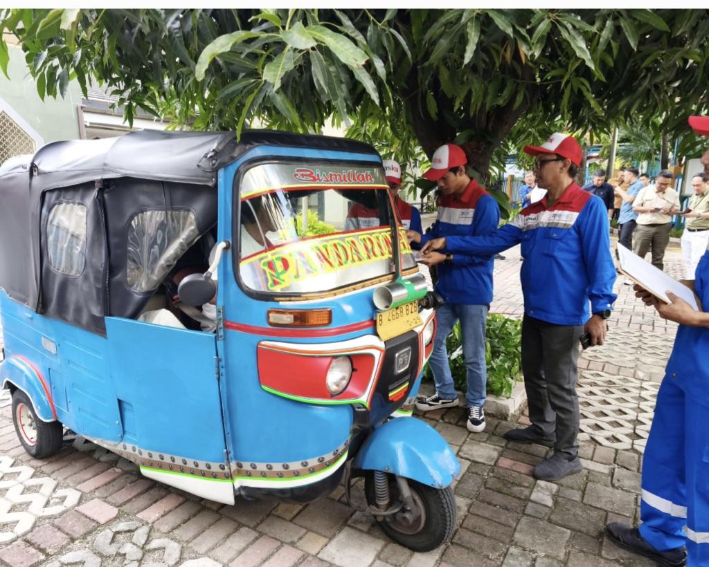 Ringankan Beban Ekonomi, Komunitas Pengemudi Bajaj Gas Diberikan Paket Sembako