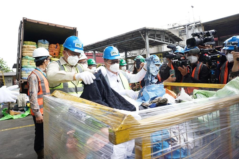 PEMUSNAHAN-BAJU-ILEGAL-Kementerian-Perdagangan-bersama-BAIS-TNI.jpg