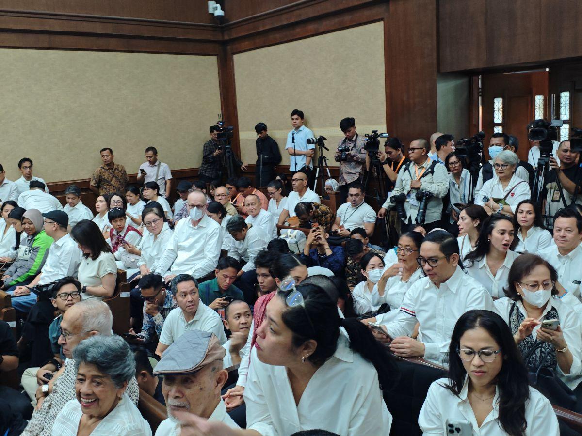 PENDUKUNG-nadiem-makariem-jelang-sidang-pembelaan.jpg