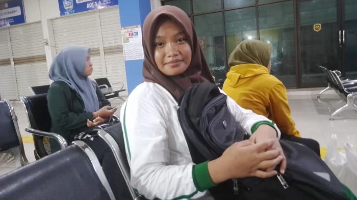 PENUMPANG TRANS JATENG - Fauziyah Elvina, siswi SMA Negeri 1 Surakarta saat dijumpai di Terminal Tirtonadi Solo, Jumat (21/11/2025).