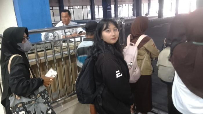 PENUMPANG TRANS JATENG - Cherla Tata Putri, mahasiswi UKSW Salatiga saat dijumpai di Terminal Tirtonadi Solo, Jumat (21/11/2025).