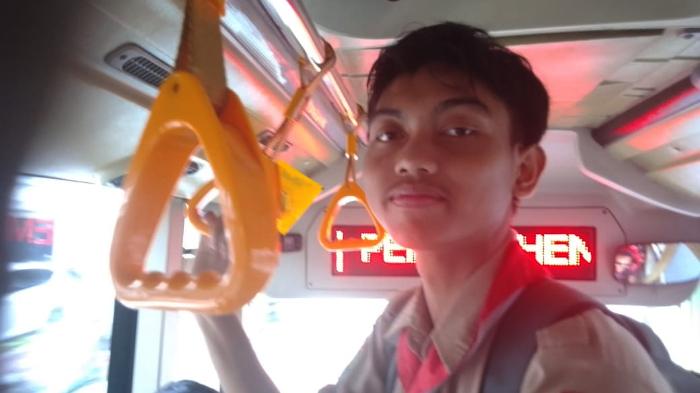 PENUMPANG TRANS JATENG - Hanif Faturrahman, siswa SMA Negeri 5 Surakarta saat dijumpai di Terminal Tirtonadi Solo, Jumat (21/11/2025).