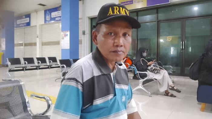 PENUMPANG TRANS JATENG - Mulyono, warga Wonogiri saat dijumpai di Terminal Tirtonadi Solo, Jumat (21/11/2025).