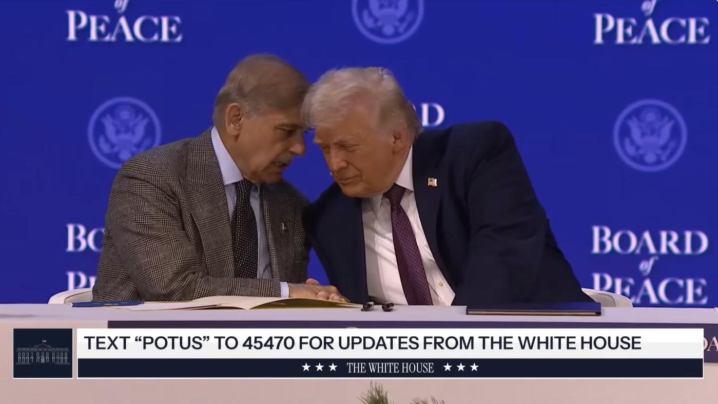 PAKISTAN DAN AS - Tangkap layar YouTube The White House menampilkan PM Pakistan Shehbaz Sharif dan Presiden AS Donald Trump saat menandatangani piagam Dewan Perdamaian pada 22 Jan 2026. Pakistan disebut berpotensi menjadi mediator konflik AS-Iran karena memiliki hubungan baik dengan kedua pihak serta komunikasi yang stabil.