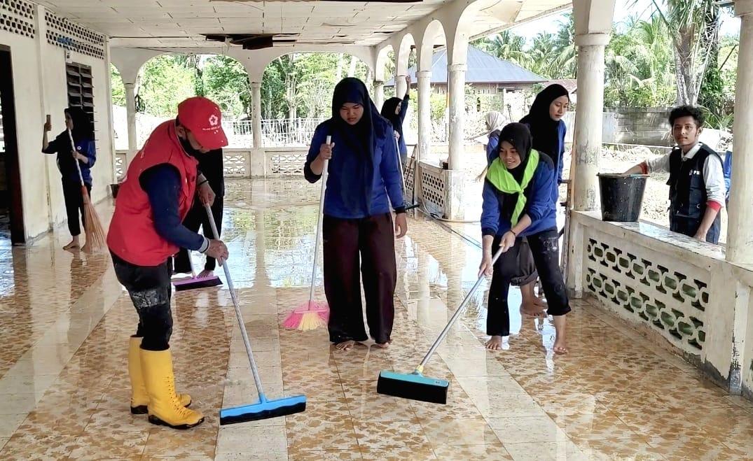 PMI dan DMI Bersinergi Bersihkan Masjid Terdampak Banjir Bandang di Aceh Utara