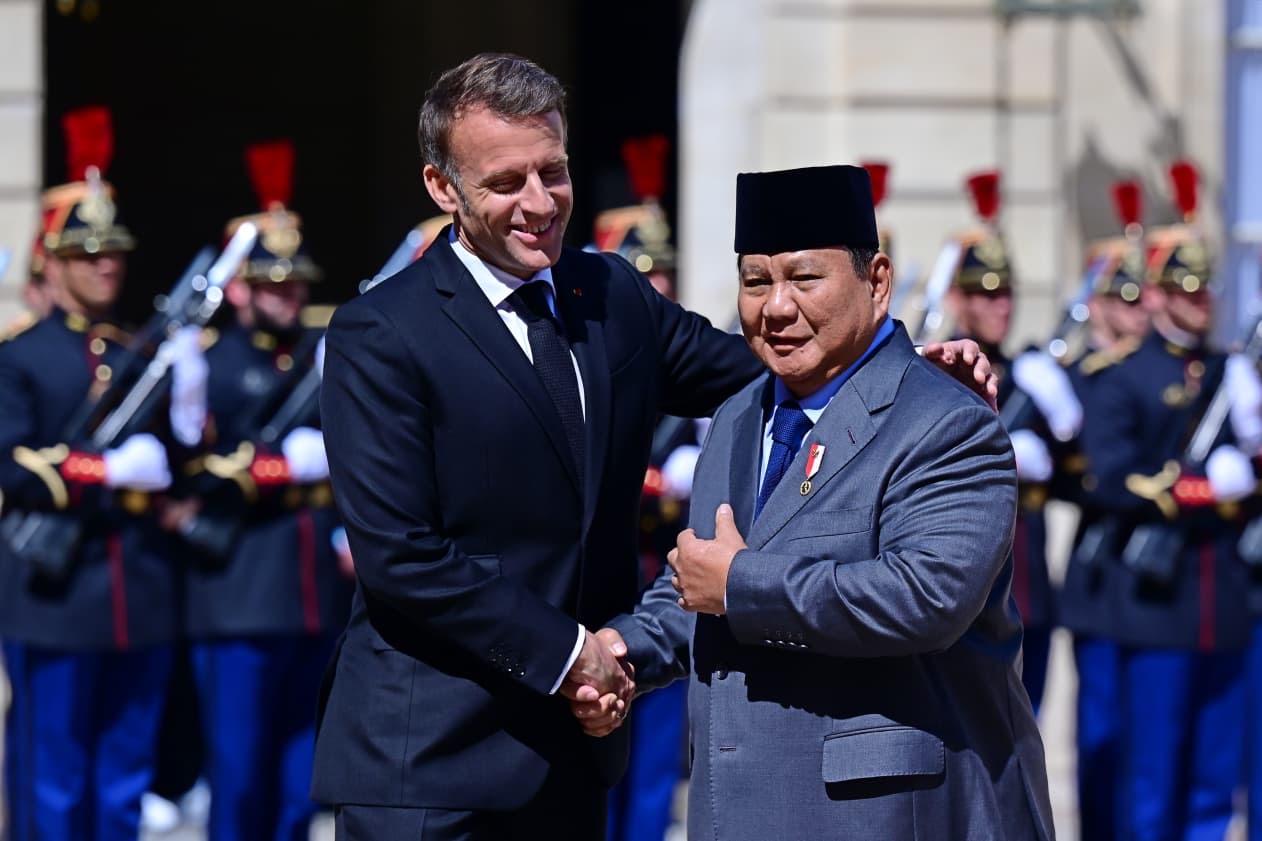 JABAT TANGAN - Presiden Prabowo Subianto berjabat tangan dengan Presiden Prancis, Emmanuel Macron saat tiba di Istana Élysée, Paris, pada Selasa, (14/4/2026).