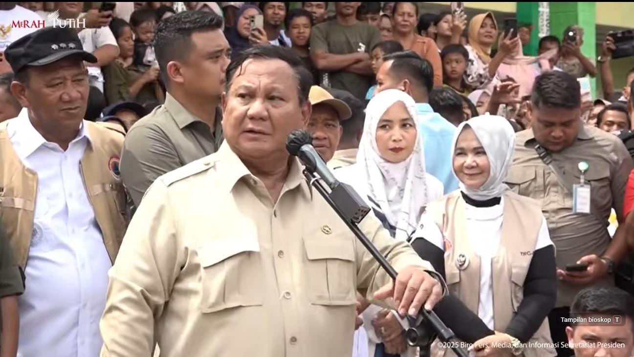 Kunjungi Korban Bencana di Langkat, Prabowo: Kekurangan Air Bersih Segera Kita Atasi