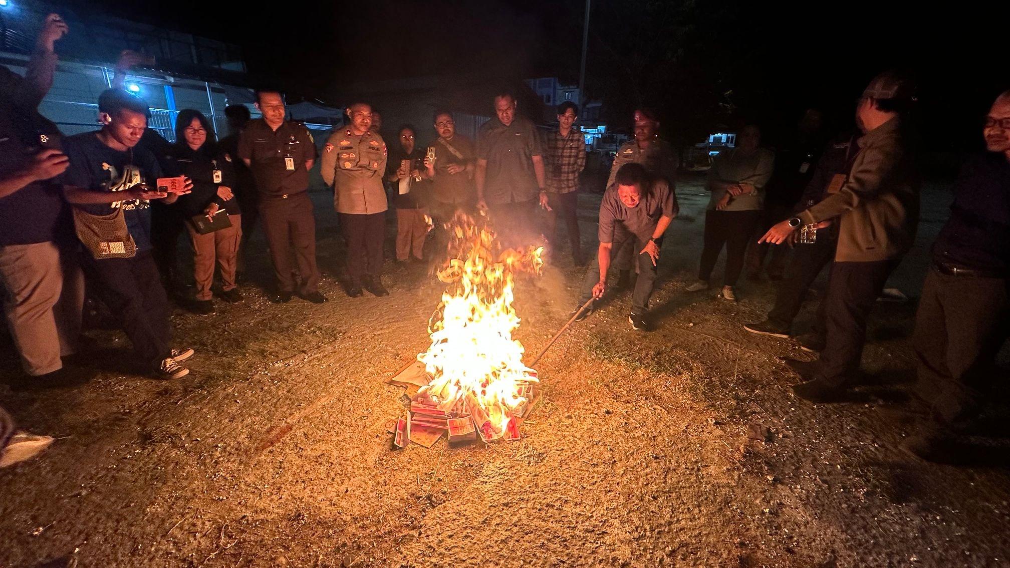 KPU - Bawaslu Bakar 2.884 Surat Suara PSU Pilgub Papua Rusak dan Berlebih di Kota Jayapura