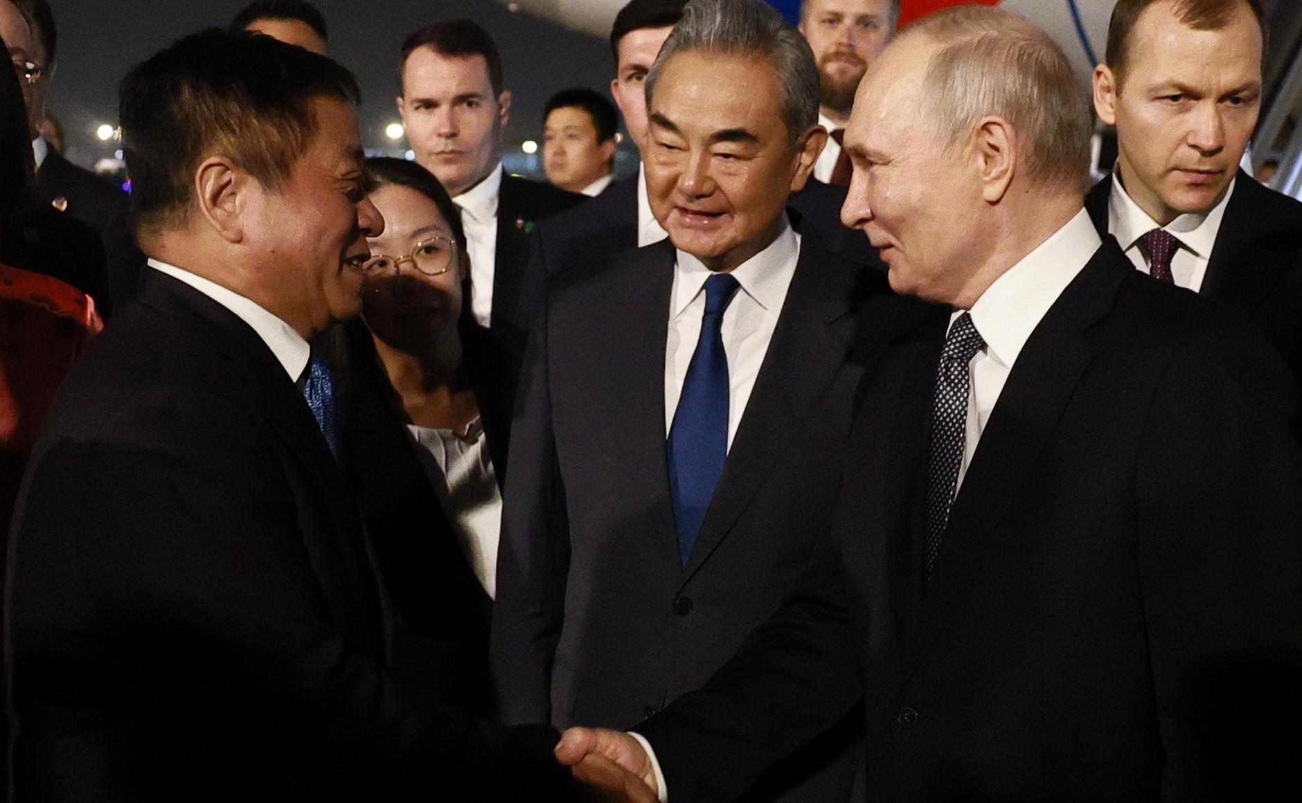 Putin Disambut Menlu China dengan Santai, Tunjukkan Rusia Tetap 'Teman Lama'
