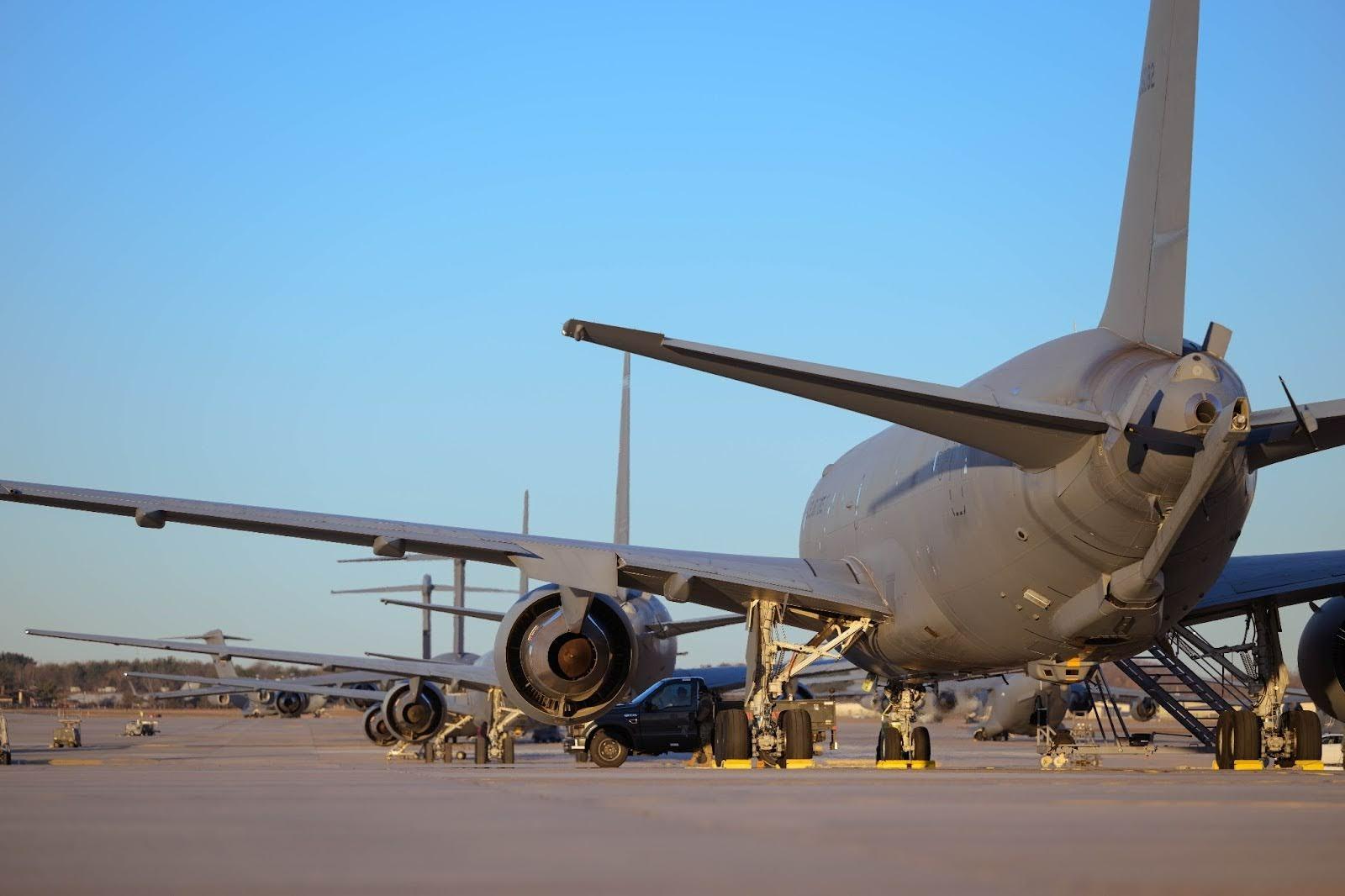 PANGKALAN UDARA AMERIKA - Foto yang dirilis Pangkalan Gabungan McGuire-Dix-Lakehurst di situs resminya, menampilkan Pesawat KC-46A Pegasus yang ditugaskan ke Wing Mobilitas Udara ke-305 menunggu pemeriksaan pra-penerbangan selama Latihan Krampus di Pangkalan Gabungan McGuire-Dix-Lakehurst, N.J., 9 Desember 2025. (jbmdl.jb.mil)