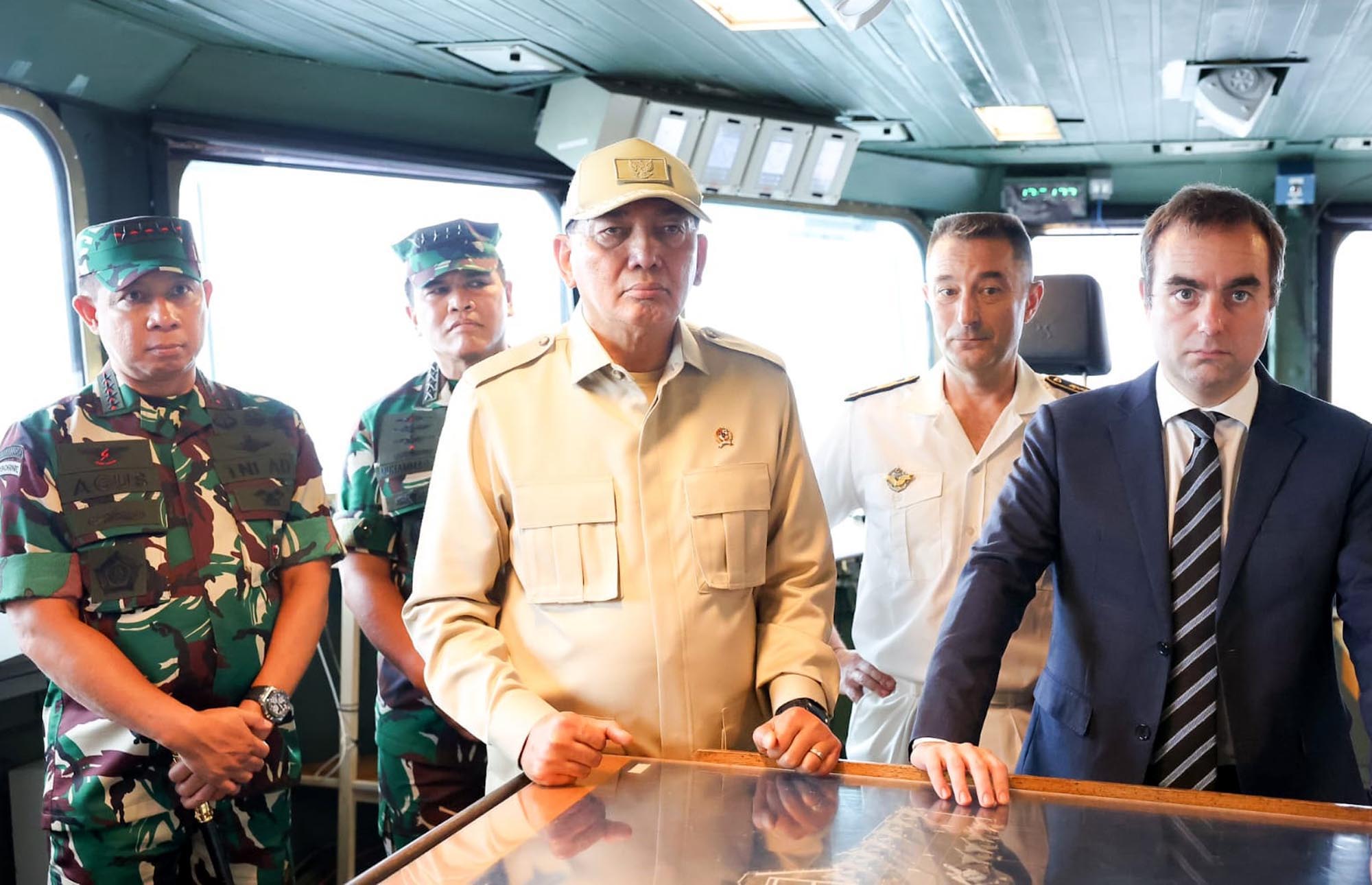 Panglima-TNI-Dampingi-Menhan-RI-Tinjau-Kapal-Induk-Prancis-Charl_20250203_094325.jpg