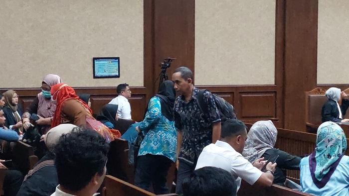 Panitera-Pengganti-PN-Surabaya-Siswanto-saat-hadir-sebagai-saksi.jpg