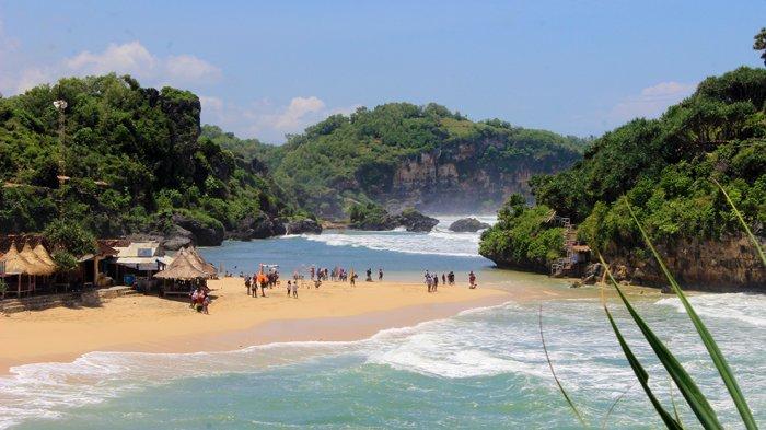 Pantai-Drini-dilihat-dari-Bukit-Kodok.jpg