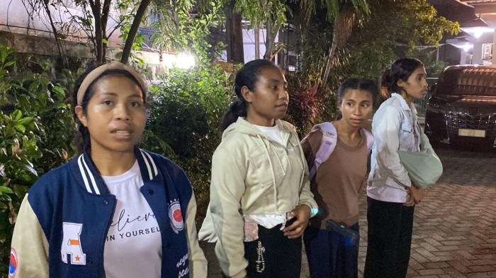 DUGAAN PENYEKAPAN SEKAP - Pekerja Panti Jompo di Kota Bogor, saat dijemput pulang, Jumat (10/10/2025) malam. Mereka mengaku disekap karena melakukan kesalahan.