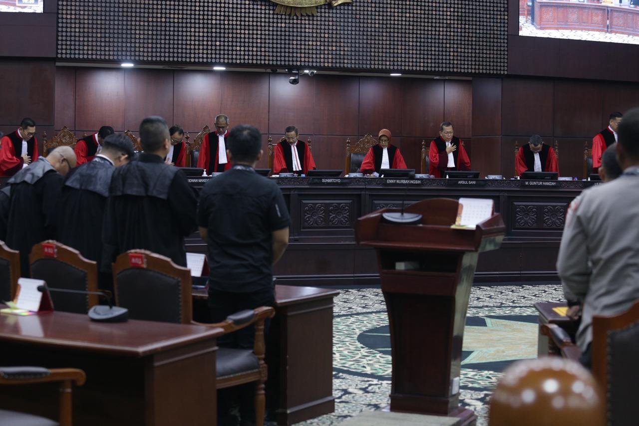 Para-hakim-MK-dalam-sidang-gugatan-Polri-di-bawah-Kemendagri.jpg