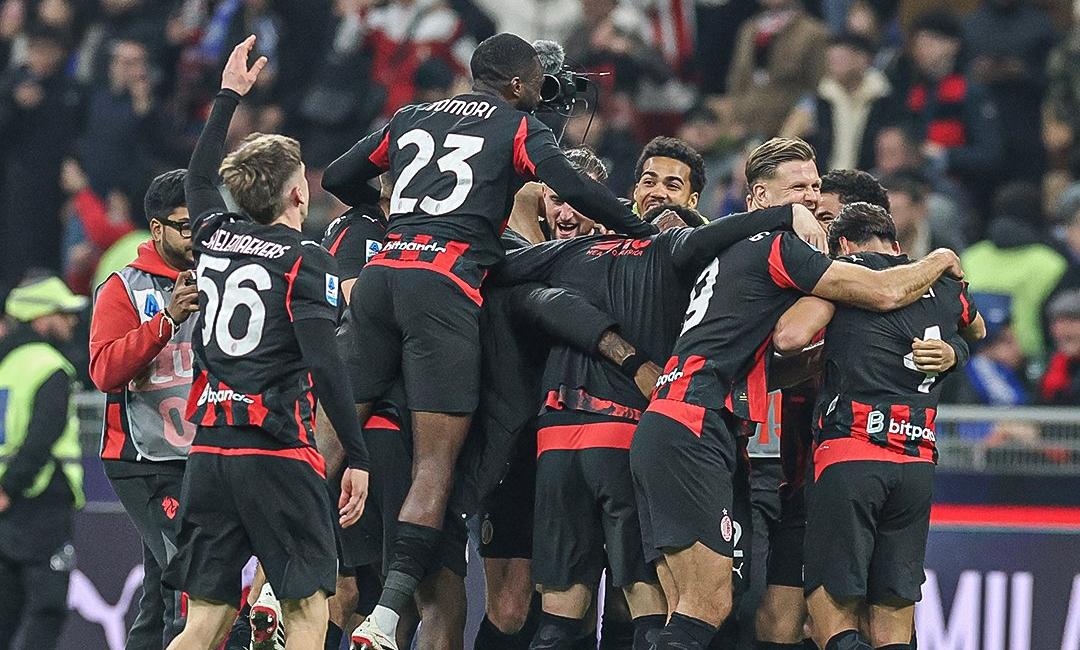 Para-pemain-AC-MIlan-sedang-merayakan-gol-bersama-setelah-menbobol-gawang-Inter-Milan.jpg