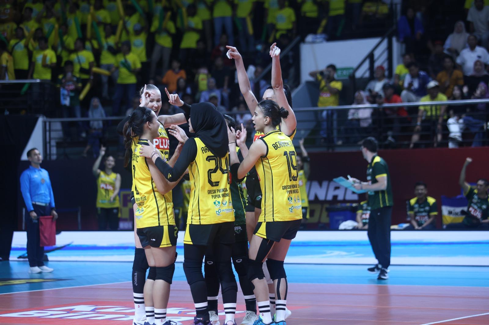 BERSELEBRASI - Para pemain Gresik Phonska Plus Indonesia berselebrasi setelah mencetak poin pada pertandingan Final Four Proliga 2026 melawan Jakarta Popsivo Polwan di GOR Jawa Pos Arena, Surabaya, Jawa Timur, Jumat (3/4) malam WIB. Gresik Phonska menang 3-0.