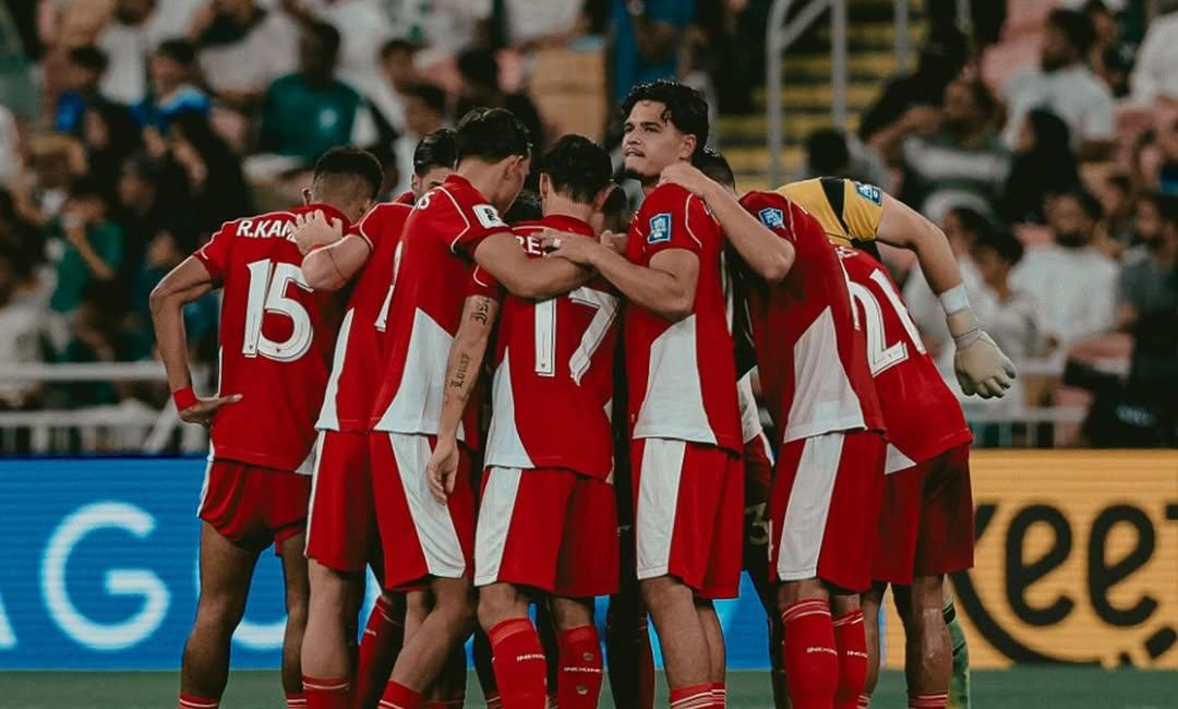 Para-pemain-Timnas-Indonesia-melakukan-diskusi-bersama-sebelum-pertandingan-melawan-Arab-Saudi.jpg